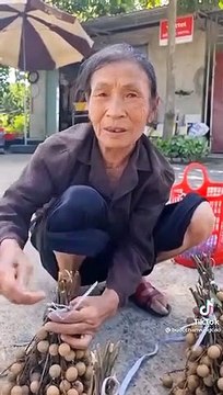 Thanh niên mượn cớ mặc cả tiền quả hoa quả để biếu cụ bà 200 nghìn đồng