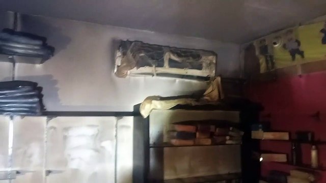 कपड़े के शोरूम में लगी भीषण आग, एसी व एलईडी सहित लाखों का सामान खाक