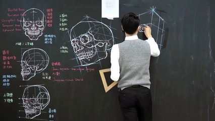 مدرس جامعي يبهر الجميع برسوماته التشريحية المفصلة على السبورة