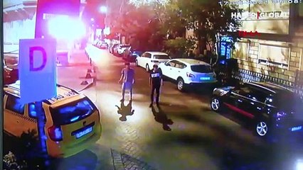 Arkadaşı durdurmaya çalıştı, o yine de çaldı