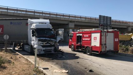 Bilecik'te çarpışan iki tırın sürücüleri yaralandı