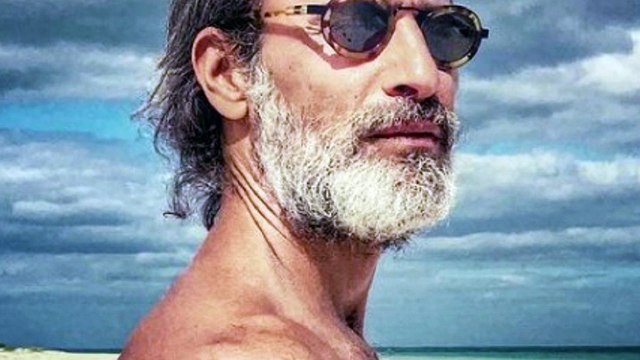 “I soldi non c’entrano”. Gf Vip, Raz Degan umilia Alfonso Signorini dopo le voci sul suo conto