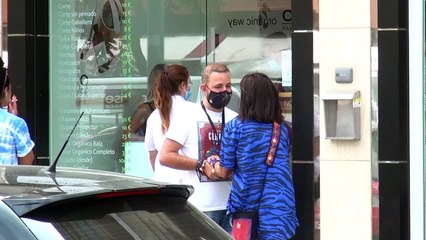 Rocío Flores y David visitan a Olga Moreno en su tienda para apoyarla tras el boicot