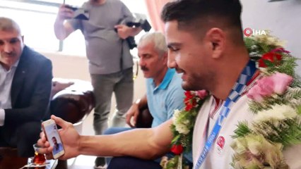 Milli güreşçi Taha Akgül, afetzedeleri unutmadı