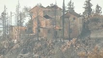 Dos hermanos argelinos regresan a su casa calcinada después de los incendios