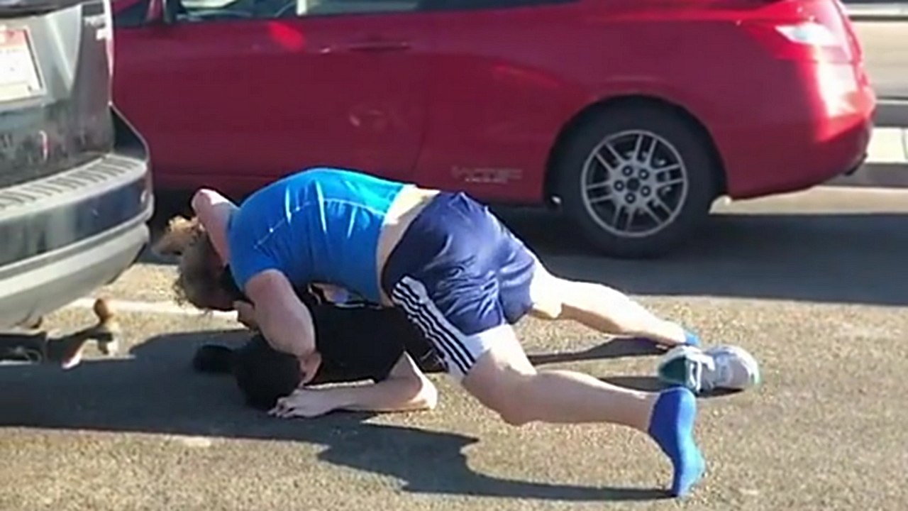 Deux automobilistes se foutent sur la gueule avant de repartir en bons termes