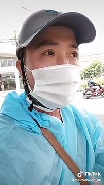 Đi phát cơm thiện nguyện gặp mẹ đứng xin quà: Người con chính thức lên tiếng