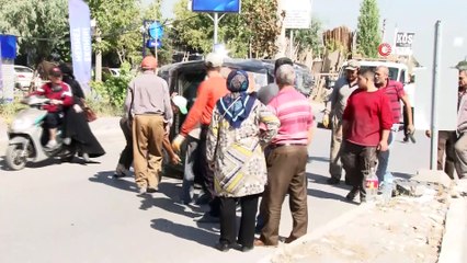 Refüje çarpıp yan yatan araçtaki iki kişiyi vatandaşlar çıkardı