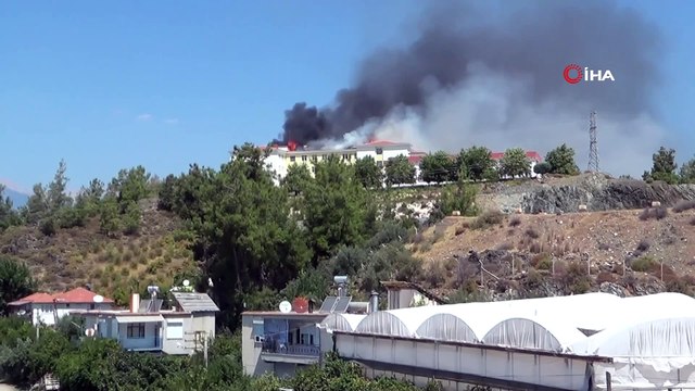 Yurt binası çatısındaki yangına helikopterli müdahale