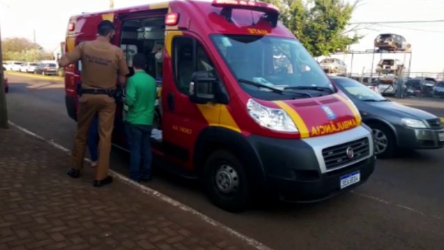 Ciclista fica ferida ao se envolver em colisão com carro Avenida Rocha Pombo