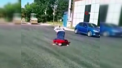 Yıllardır beklediği asfalt yola kavuşunca yaşına aldırmadan takla attı