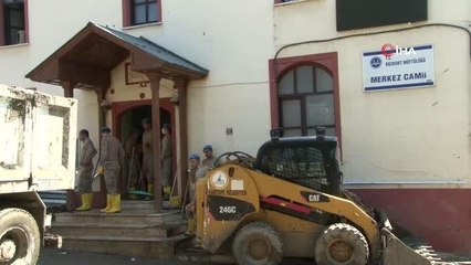 Mehmetçik bu kez camiyi Cuma namazına yetiştirmek için kolları sıvadı