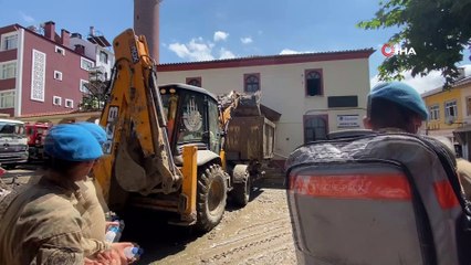 Mehmetçik bu kez camiyi Cuma namazına yetiştirmek için kolları sıvadı