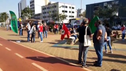 Docentes da Unioeste aderem à greve nacional e realizam mobilização em frente a Catedral