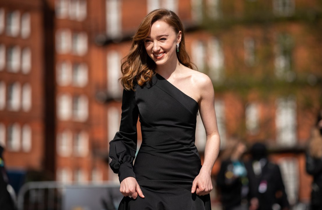 Phoebe dynevor in neuer amazon-serie