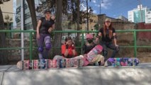 Boliviana de Imillas skate brillan con polleras sobre ruedas