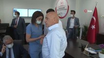 Vekilin aşısını doktor belediye başkanı yaptı