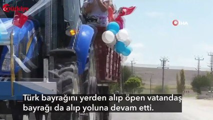 Engelli Vatandaş Türk Bayrağını Yerde Bırakmadı