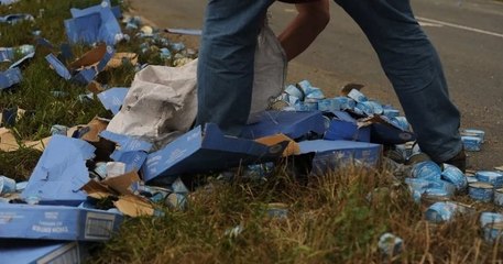 Des centaines de boîtes de thon échouées sur la route après un incident, des passants se pressent pour en ramasser