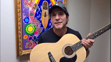 Cantor Daniel doa violão para campanha em Ivaiporã; veja