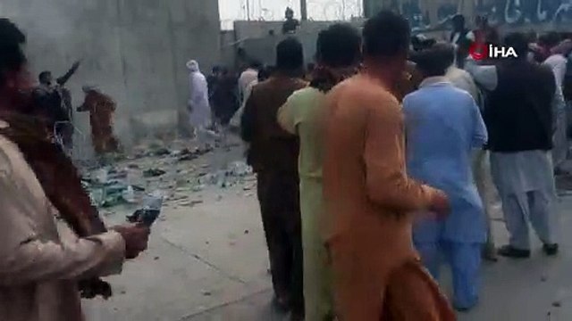 Kabil Havalimanı’na girmek isteyenlere ses bombalı müdahale