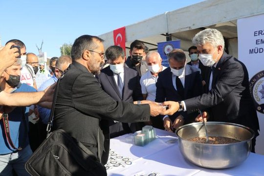 Doğu Anadolu'da muharrem ayı dolayısıyla vatandaşlara aşure dağıtıldı