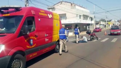 Video herunterladen: Motociclistas ficam feridos após colisão entre motos no Bairro Santa Cruz, em Cascavel