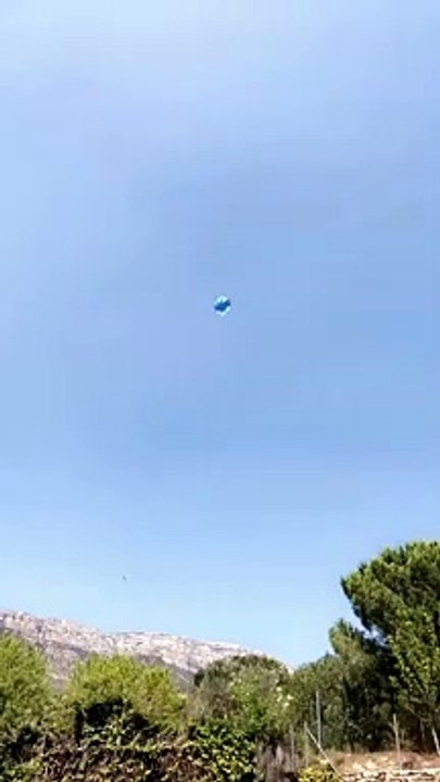 Son parasol s'envole à 50m de haut dans le ciel... fin des vacances