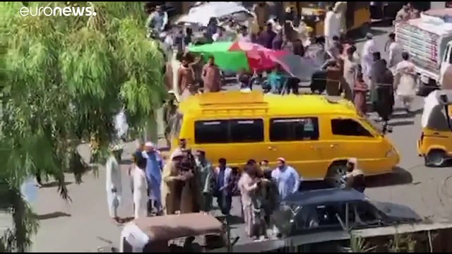 شاهد: مقاتلو طالبان يهاجمون محتجين رفعوا العلم الوطني الأفغاني في مدينة جلال آباد