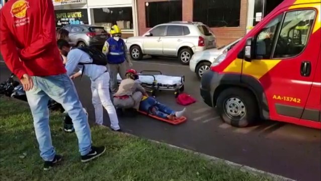 Motociclista fica ferido em acidente de trânsito na Avenida Carlos Gomes