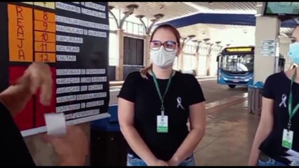 Ação em alusão ao Agosto Lilás é realizada no terminal Leste