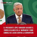 El presidente López Obrador sacudió el pañuelo blanco en la 'mañanera' como símbolo de lucha contra la corrupción