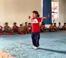 فيديو فيروسي: روتين الجمباز لهذه الفتاة أثاء إعجاب بطلة جمباز أولمبية