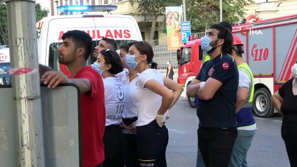Beyoğlu’da terasa çıkarak intihara kalkışan 2 kişi yürekleri ağızlara getirdi: Polis ve vatandaşlar güçlükle ikna etti