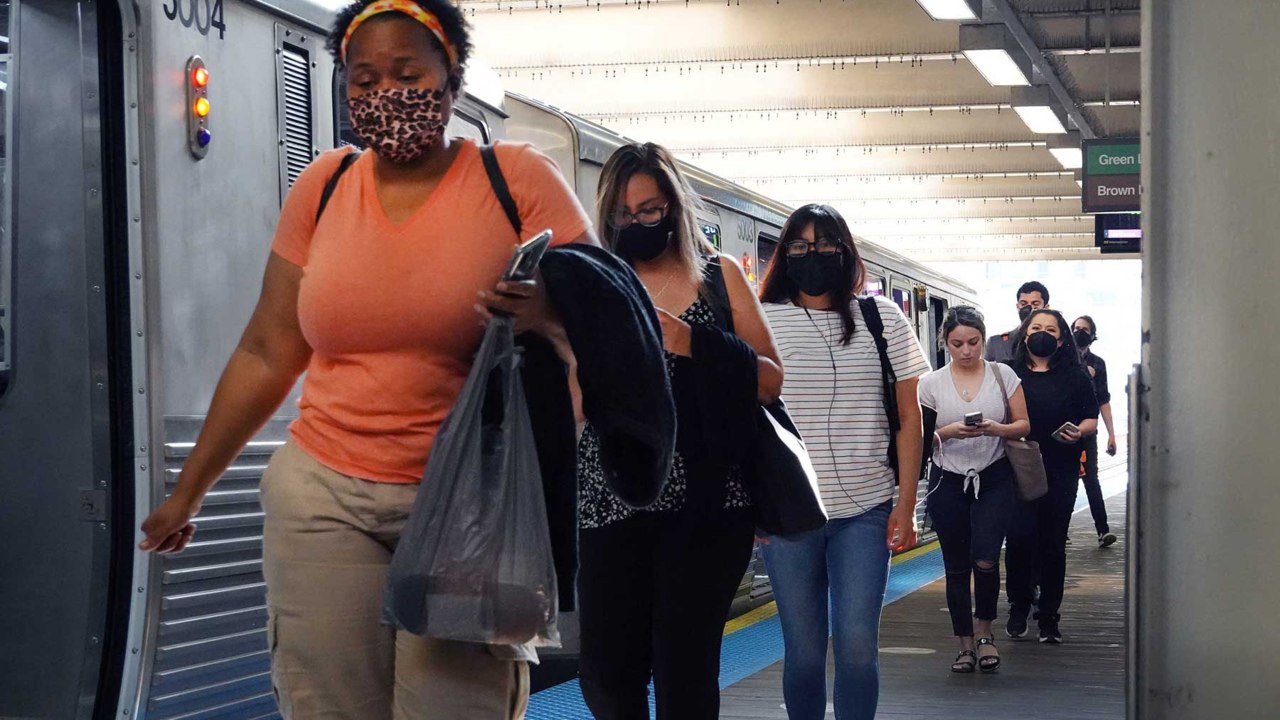 Chicago Reinstates Indoor Mask Mandate For Restaurants, Bars, Gyms, Stores, and More