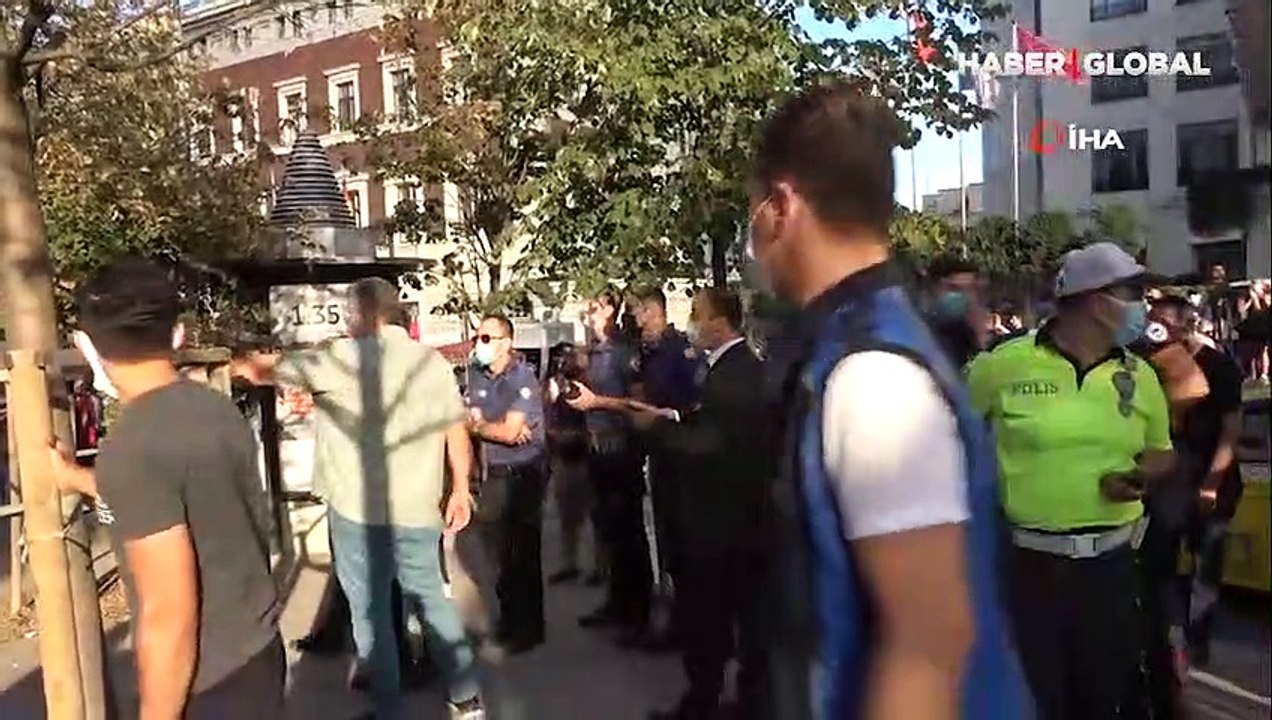 İki genç, terasa çıkarak intihara kalkıştı
