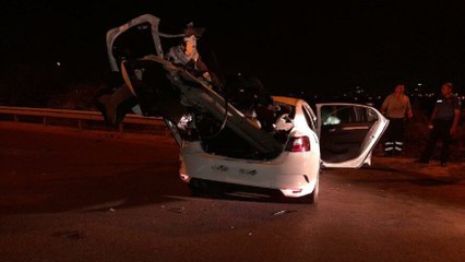 Küçükçekmece'de otomobil bariyerlere saplandı