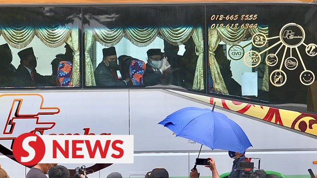 Bus ferrying Ismail Sabri, other Umno MPs arrives at Istana Negara