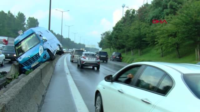 İSTANBUL ? SANCAKTEPE'DE TEM BAĞLANTI YOLU'NDA ZİNCİRLEME TRAFİK KAZASI, 5 YARALI