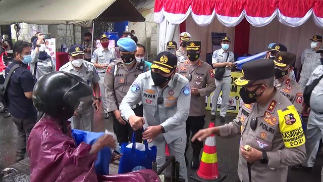 Kakorlantas Polri Bersama Kapolda Sumut Tinjau Pelaksanaan PPKM Level 4 di Medan