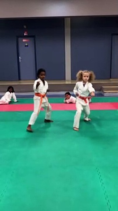 Alyssa & Léna : enchainement de trois techniques : Mawashi Geri, Uraken, Gyaku Tsuki