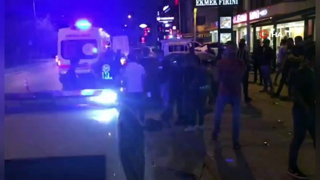 Savrulan araç yayalara ve araçların arasına daldı, o anlar anbean kamerada