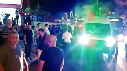 (Özel) Bursa’da alkollü sürücü kamyonetiyle vatandaşların arasına böyle daldı: 1’i ağır 3 yaralı