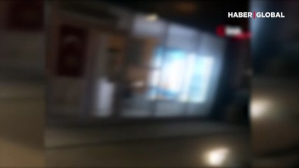 Polise kaskla saldıran motorcu kamerada