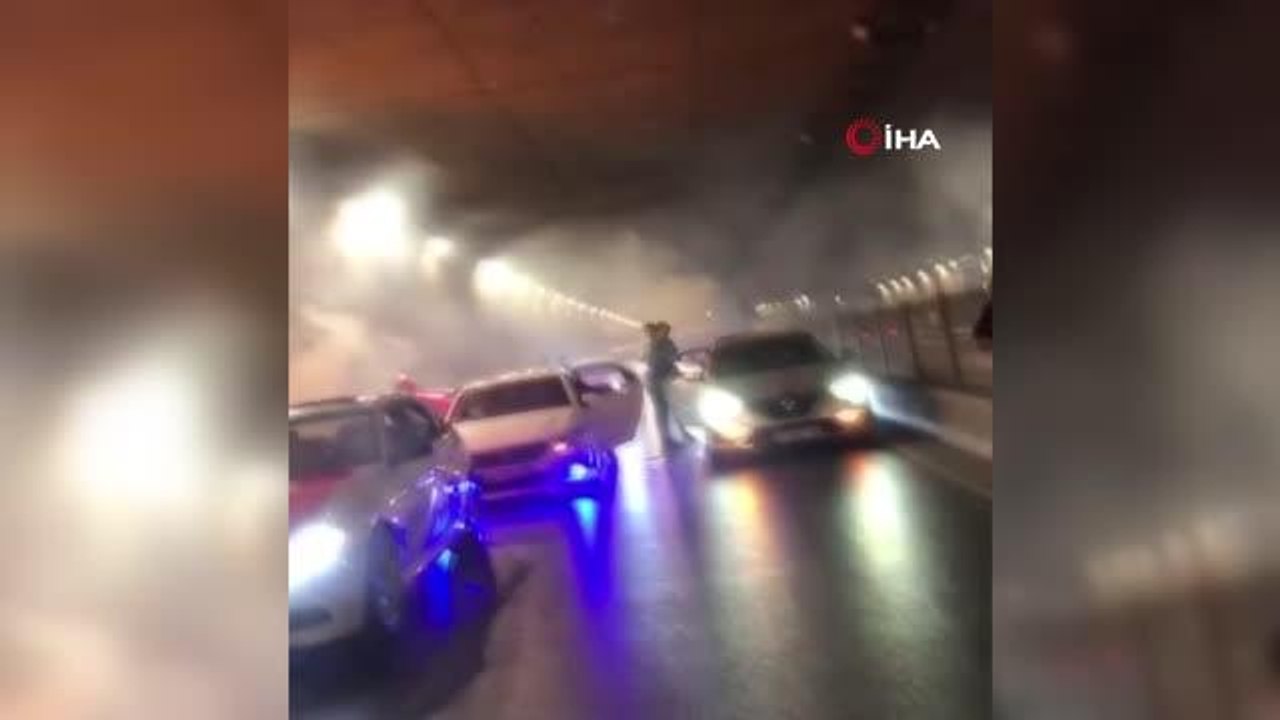 Son dakika! Motosikletli şov yaparken ölümden döndü... Asker eğlencesi yapmak isteyen magandalar yol kapatıp, lastik yaktı