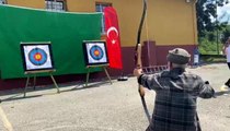 65 yaşındaki Fahrettin Amca ok ile hedefi 12'den vurması vatandaşların ilgi odağı oldu