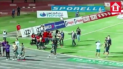 Henry encara a personal de seguridad  por tratar de defender a aficionado