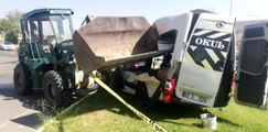 Şanlıurfa'da freni boşalan iş makinesi, minibüsü biçti: 13 yaralı