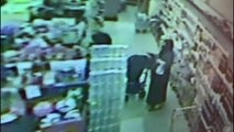 Gaziosmanpaşa'da markette çanta çalan kadın kamerada