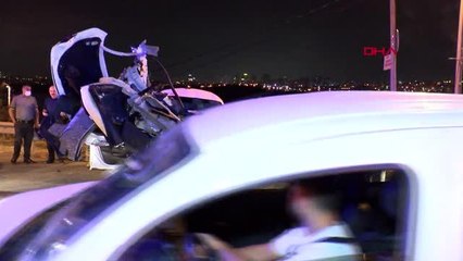 Son dakika haberi! KÜÇÜKÇEKMECE'DE OTOMOBİL BARİYERLERE SAPLANDI, 4 KİŞİ ÖLÜMDEN DÖNDÜ